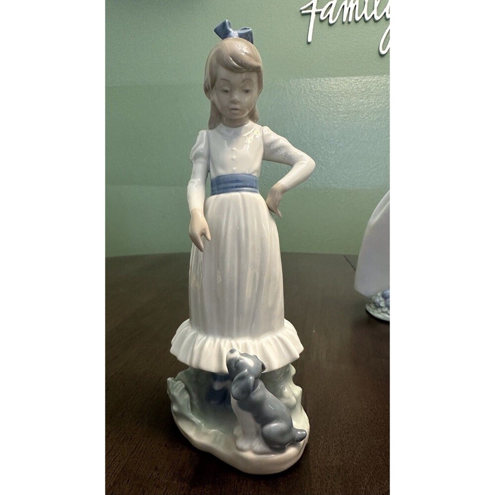 LLADRO NAO Factory. "My Dog does tricks " # 0379 Retired (missing hoop)